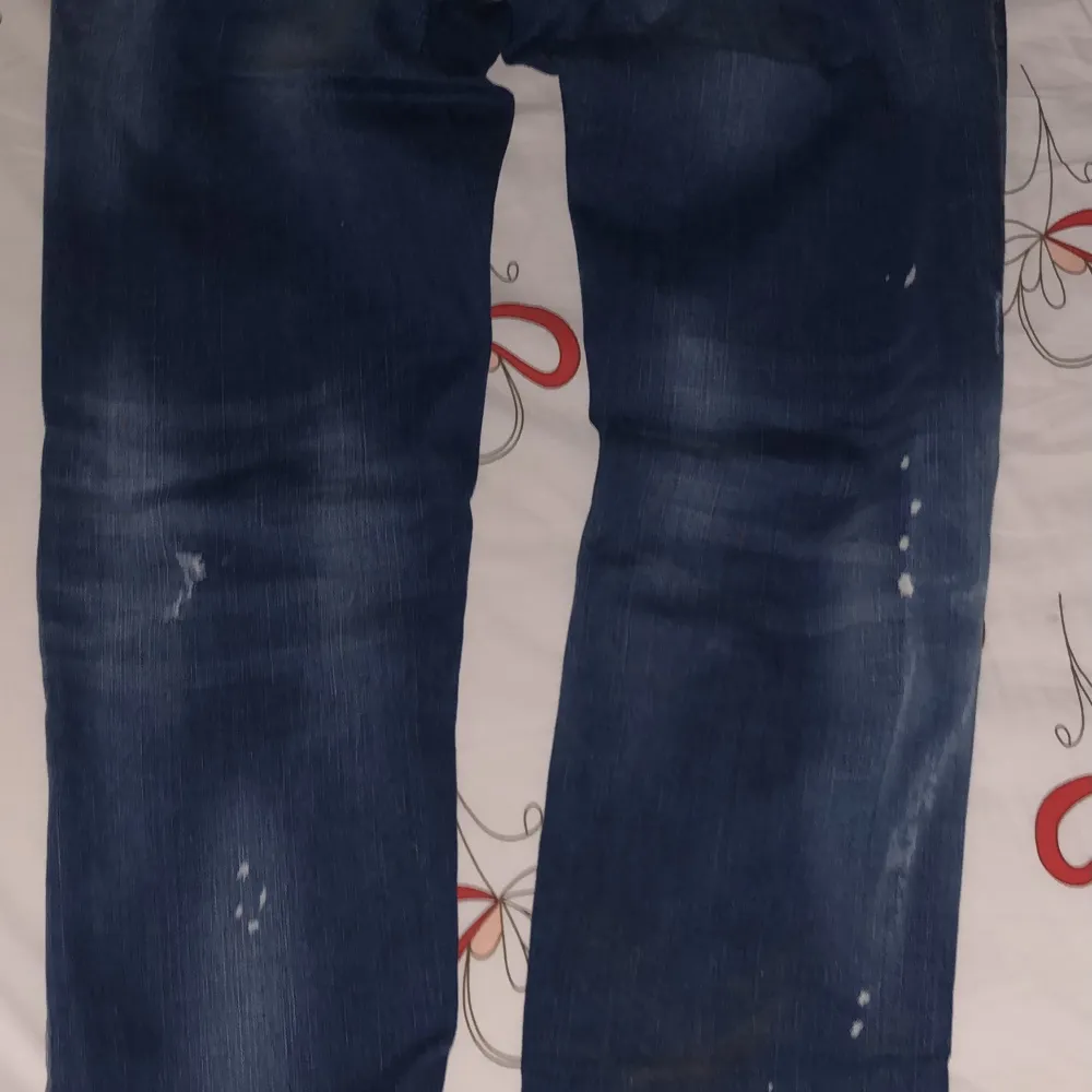 Ett par stilrena Dsquared. Regular size Bluejeans. Jeans & Byxor.