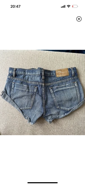 Jeansshorts - Jeansshort från one teaspoon💙