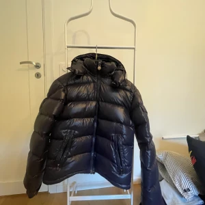 Moncler Maya  - Säljer nu min moncler jacka! Den är i bra skick och säljer då jag har växt ur den. Köpt på plick för 6000kr och har använts en halv vinter🤲. Den är i storlek 1 (s) och sitter jätte bra. Intresserade med frågor OSV, skriv!