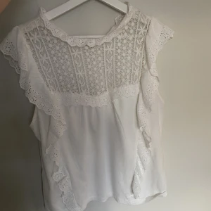 Blus - Säljer denna nästintill oanvända blusen/ toppen som jag älskar men aldrig får användning av. Perfekt nu till sommaren💕var sönder där bak dör man ska knäppa redan när jag köpte den men går lätt att sy till dock inget jag orkat att göra😅