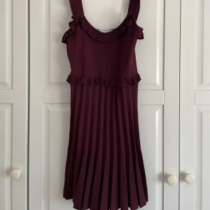 Zara klänning - Säljer denna superfina zara klänning som ej finns längre! Aldrig använd 🥰350kr, storlek M