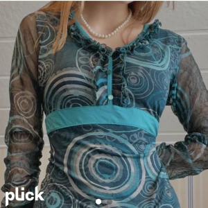 Bohemisk topp - Assnygg bohemisk turkos topp 😍💙 Köpt secondhand i nyskick, baksidan är helt turkos. Ruchad i armarna som även är i mesh. Har vikt in den i midjan på bilden