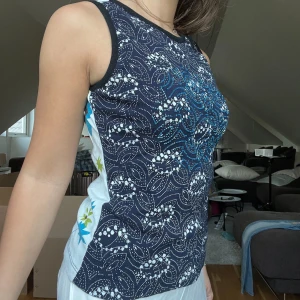 Unik tröja - Unik vintage tröja från Vila!  Sjukt coola detaljer som pärlor på framsidan (fråga för bättre bilder) Väldigt fint skick 🥰FRI FRAKT!