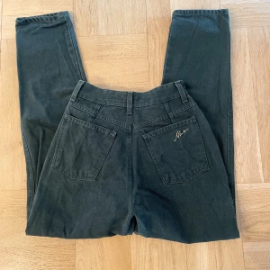 Vintage jeans - Ett par gröna utsmyckade vintage jeans 💚 Väldigt 80-tal. Står storlek 36 men passar nog 32-34 bättre. Prima skick