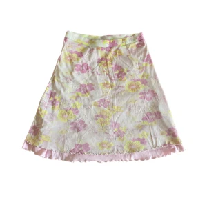 Kjol - Jätte gullig medel lång ljusrosa kjol🌸 är i storlek M. Den ger mig lite 2000-tals vibbar. Den små glittrar även lite✨