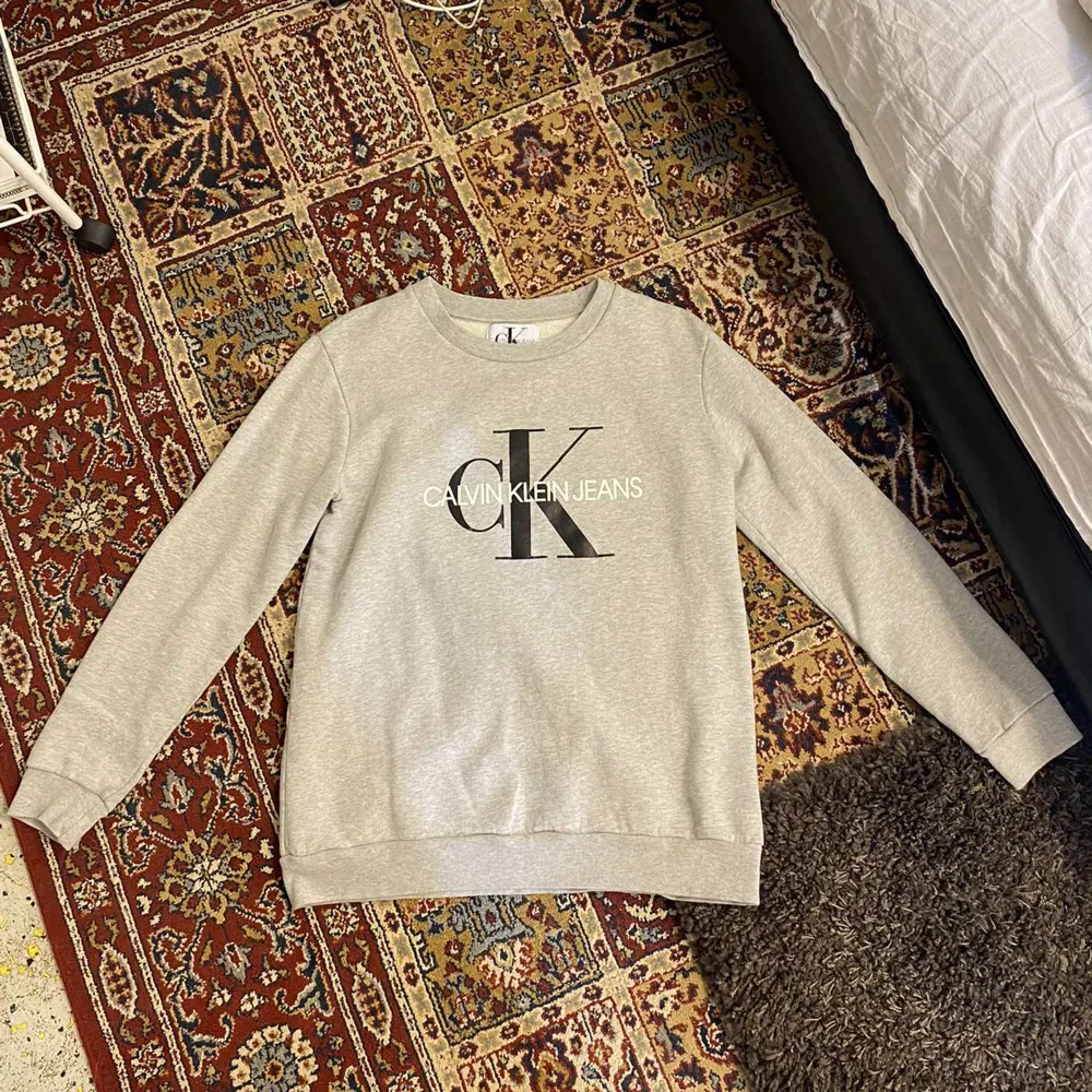 Säljer en Calvin Klein sweatshirt i bra skick använt ungefär 3 gånger. Hoodies.