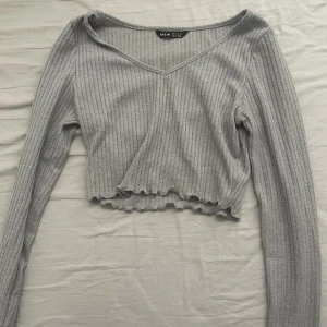 Topp - Grå topp med ribbat tyg, knappt använd