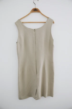 Figursydd klänning - Beige klänning Figursydd Storlek L men skulle säga att det mer är en storlek M  Carrie Bradshaw-stil Breda axelband