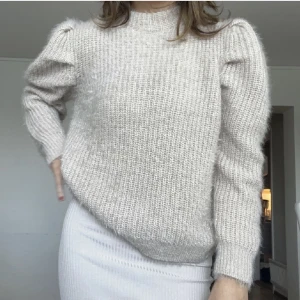 Stickad tröja  - Säljer nu denhör beiga stickade tröjan! Den har som guld shimmer i stickningen. (Bara att skriva om du vill se bättre bild på hur färgen ser ut!) Den är puffig vid axlarna och sitter som en S!🌟 200kr+ frakt💓