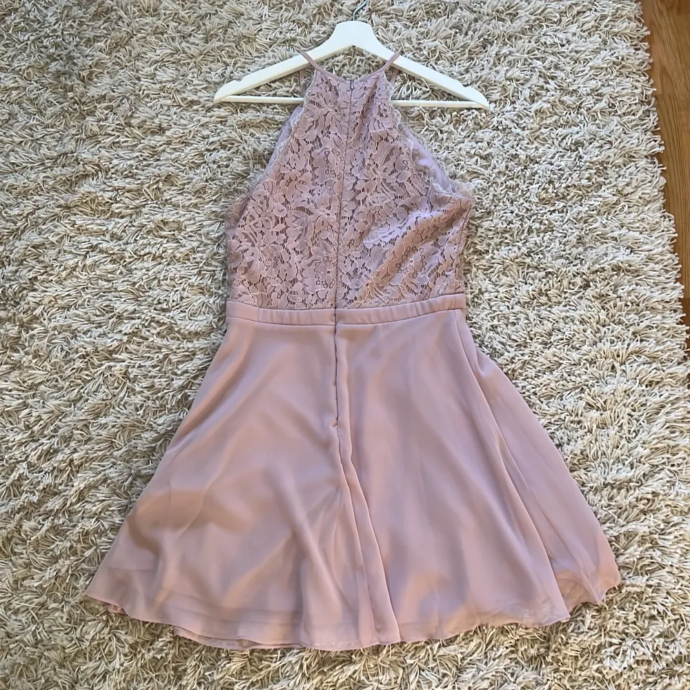 Säljer en jättefin klänning från Nelly! Endast använd en kväll!  Färgen är typ ljus lila/rosa! Jag är 174 cm lång och den är lite för kort för mig.. Klänningar.