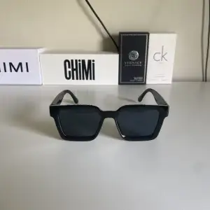 Säljes dessa riktigt snygga solglasögon som är väldigt lika chimi 04. Det är aldrig använda.