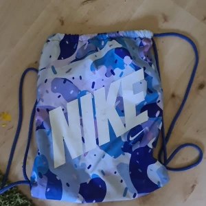 Multicolored Nike väska - En väska som funkar bra till idrotten och även andra saker
