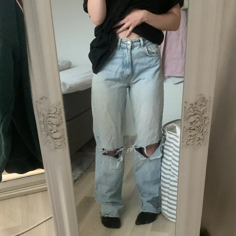 Köpte jeansen för typ ett år sen och använde dom rätt mycket men sen senaste halv året har dom blivit liggande i garderoben, nere vid benen har jag trampat lite på jeansen eftersom dom flesta jeans ä fö långa för mig men annars bra skick😽. Jeans & Byxor.