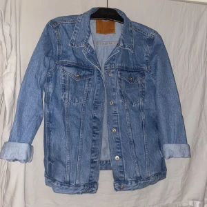 Jeansjacka storlek S - Oanvänd Storlek S men passar M🥰 Nypris 400kr Mitt pris 250kr Snabb affär 200kr