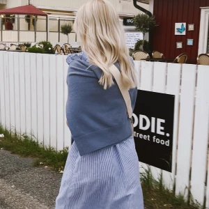 Stickad tröja  - Säljer denna blåa stickade tröjan ifrån other Stories Nyskick
