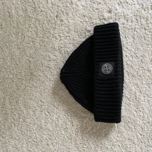 Stone island mössa - Köpt på nitty gritty i Stockholm i vintras för 1600. Säljer på grund av att den inte kommer till användning. Väldigt sparsam använd. Skick 9/10