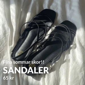 Sandaler - Jätte fina sommar skor som passar perfekt om man inte gillar högklackat💞 använt 1 gång på ett bröllop 