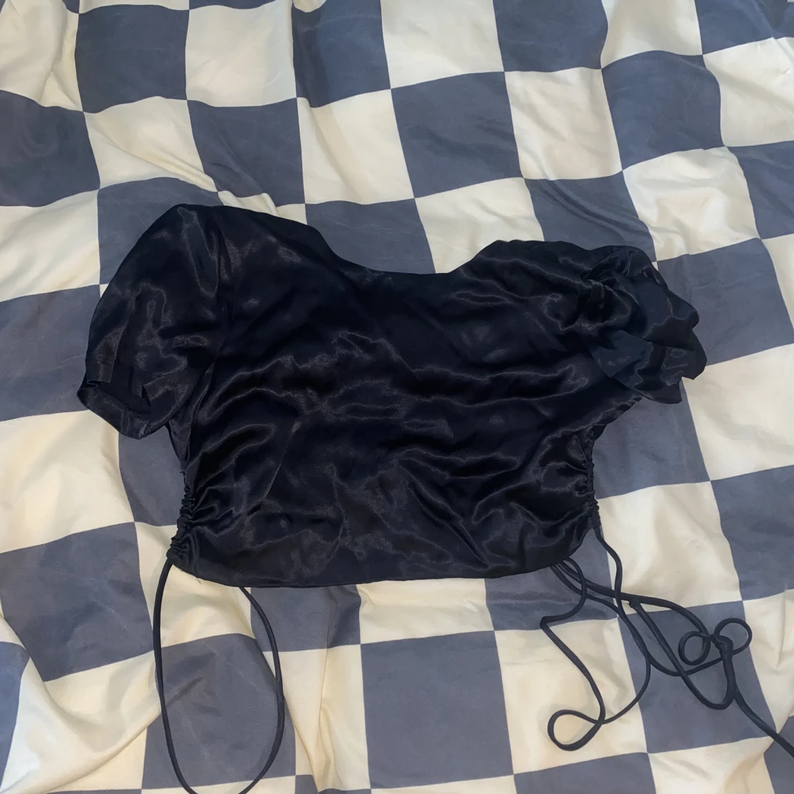 Glansig topp med knyte