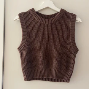 Croppad stickad vest - En brun croppad stickad vest från H&M, storlek S. Endast använd en eller två gånger. 