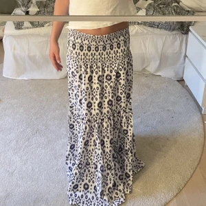 Långkjol - Intressekoll på dena superfina blåa långkjol🙌🏻säljer bara vid bra bud💞 Vet tyvärr inte vart den är ifrån