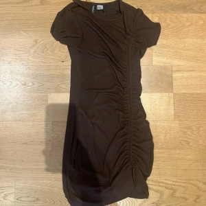 Klänning - Säljer en snygg fot klänning som inte kommigt till användning! Men som verkligen är super fin. Om du skulle vara intresserad så kontakta mig!❤️(ordinariepris 279kr)