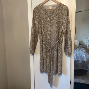 Klänning - Jättefin klänning med leopardliknande mönster. Säljer då den är lite för liten