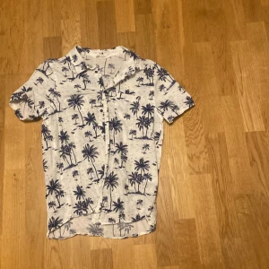 Vit palm skjorta  - Helt oanvänd i storlek 164
