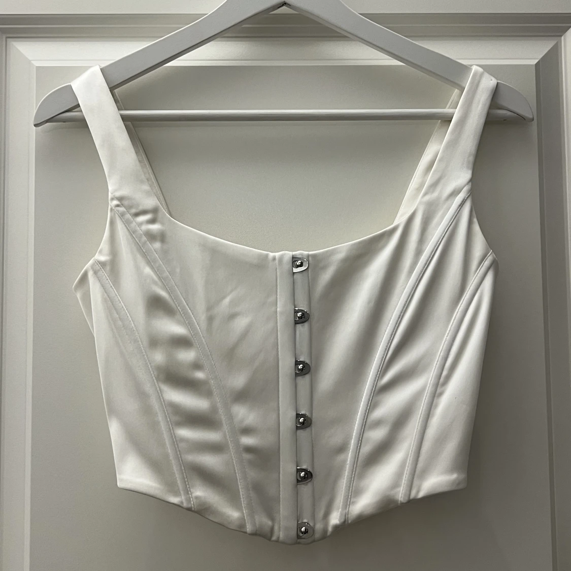 vit korsettop i satin - 90