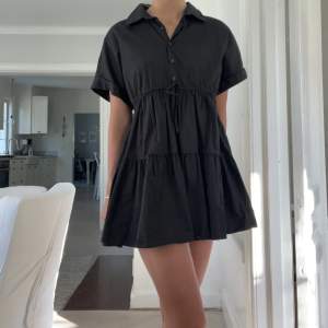 Klänning från Zara i storlek M. Den perfekta strandklänningen till sommaren! Endast använd en gång 🦋✨