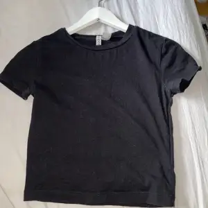säljer dessa superfina tröjor som inte kommer till användning längre, den svarta o beiga är från h&m i storlek S och den vita är från bikbok i storlek Xs, kan diskutera pris.