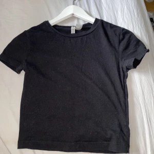 svart, beige, o vit t-shirt  - säljer dessa superfina tröjor som inte kommer till användning längre, den svarta o beiga är från h&m i storlek S och den vita är från bikbok i storlek Xs, kan diskutera pris.