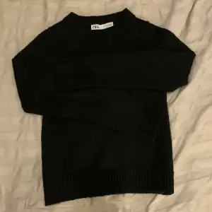 Jätte fin svart stickad tröja från zara, storlek M men har typ krympt till S, säljer då den inte används 💘💘