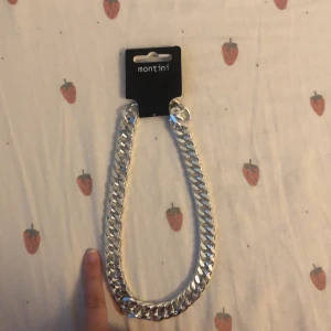 Halsband, kedja - Oanvändt halsband. Här är en bild på hur tjock den är nervid mitt lillfinger. Kontakta helst först