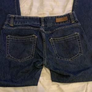 Lågmidjade blåa jeans, dom är raka i benen, säljer då dom aldrig används, storlek 32-34💕