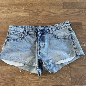 Lågmidjade weekday shorts  - Nästan oanvända lågmidjade shorts. Lite korta där bak men inget stort problem❤️