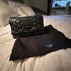 Rocky Quilted Bag - Zadig & Voltair  - Jag säljer min stora Zadig & Voltair väska. Väskan är köpt inne i stan för ungefär 5000 kr. Bredden x höjden x Djup: 27 x 16 x 12 cm. Väskan är sparsamt använd men har inga tydliga defekter. Priset ligger på 3000kr eller 3500 kr om köpes direkt!💓