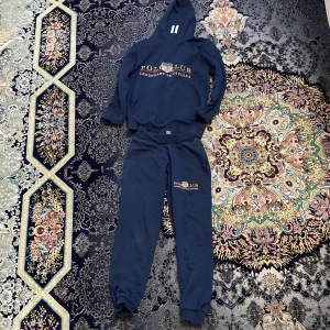 Hej,jag säljer mitt polo club sett de blev litet för mig så jag tänkte sälja den. - Hej de bra kvalite på den passar perfekt för sommar kvällar och vintern väldigt skön att ha på sig den.