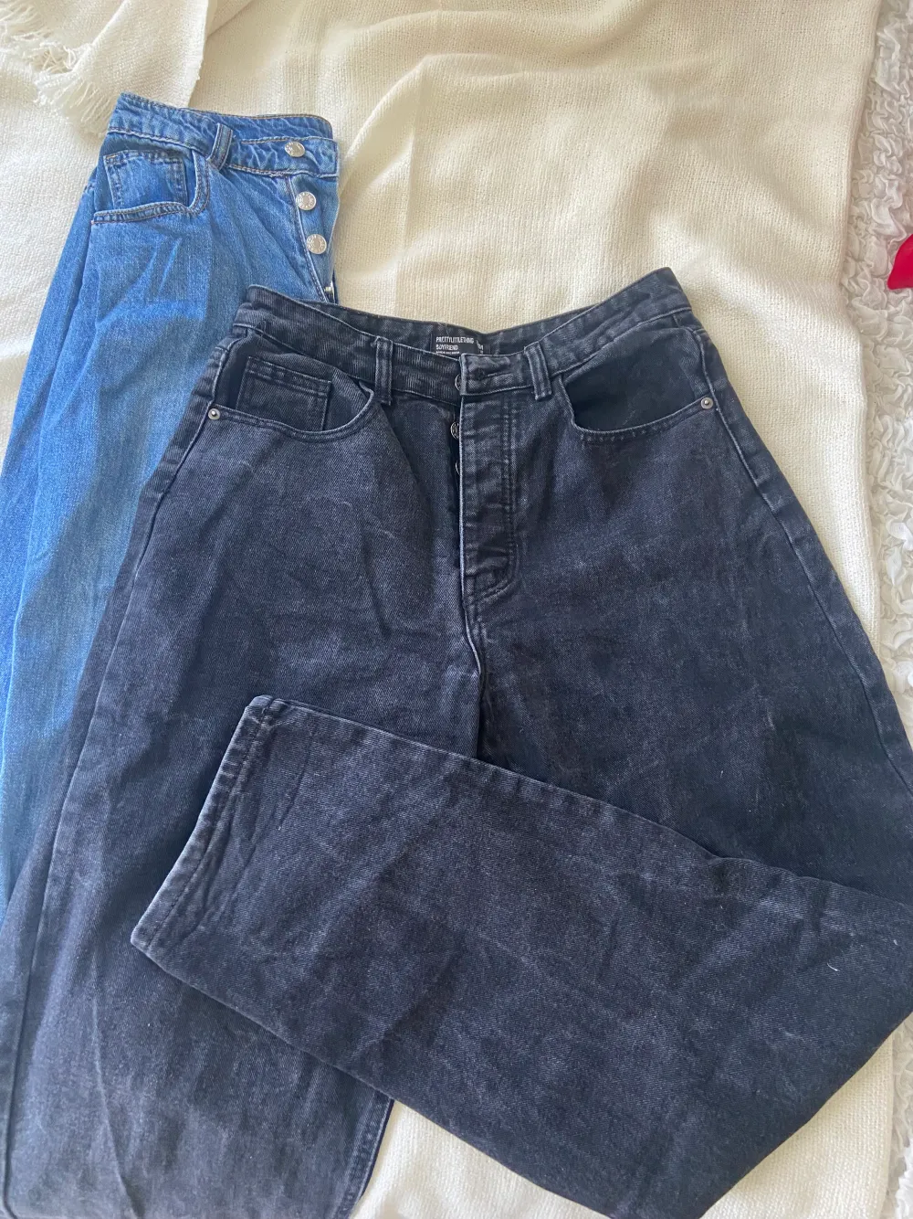 2 par jeans från plt, i storlek 38/40. Superfina och sköna knappt använda🤍 båda säljs tillsammans för 250kr. Jeans & Byxor.