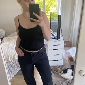 Vintage jeans - Svarta vintage jeans i storlek M/L. Använda men fortfarande fina 🤍