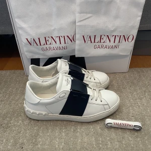 Valentino open skor  - Säljer ett valentino open skor som är i jätte bra skick! Skick 9/10! Storlek 41 men passar 42! Har 2 dustbags och extra skosnören till!  Hör gärna av dig om du har frågor!
