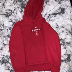  Supreme Cross Box Logo hoodie - Tänker sälja min Supreme hoodie. Använd ett fåtal gånger. Den är lika fräsch som när jag köpte den. Storleken är Small men passar oversized. Färgen är röd. Släpptes 2020. Kvitto finns. Hör gärna av er om ni undrar något!