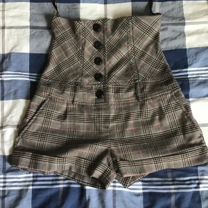 Gullig blanco shorts med knappar - Shorts med (corset?) från blanco, är för stora för mig, ny i skick