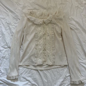 söt topp - supersöt topp från det japanska märket liz liza, storlek xs-s och bra skick! hör gärna av dig med frågor o köp gärna genom ”köp nu” xoxo😽