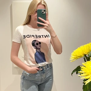 T-shirt med tryck - Fin T-shirt med tryck. Använd ett par gånger och i bra skick!🤍