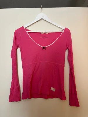 Odd Molly topp - Klassisk Odd Molly topp i cerise. Använd