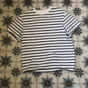 Heavyweight H&M randig T-shirt  - Randig heavyweight t-shirt för både män och kvinnor. Köpt på H&M💕