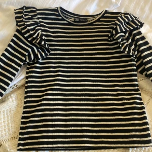 Zara  - Säljer denna söta randiga tröjan från Zara, den är som ny!! 