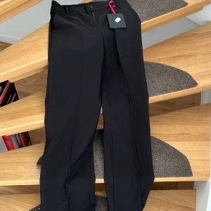 Chelsea kostymbyxor storlek xs  - Helt nya oanvända kostymbyxor från Chelsea. Inget fel var tyvärr lite för långa för mig som är 164.