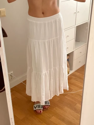 Vit maxikjol - Fin kjol oanvänd, prislappen kvar! Jättefin nu till sommaren, lite kort på mig som är 170cm! OBS DEN SOM VINNER BUDGIVNING FÅR FRI FRAKT!