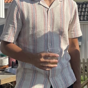 Kortärmad sommarskjorta - Stickad tunn sommarskjorta från ZARA. Använd ett par gånger, bra skick. 